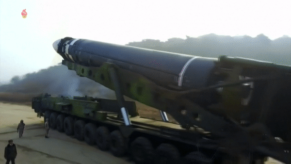 &quot;Tên lửa quái vật&quot; Hwasong-17 xuất hiện tại lễ duyệt binh trong đêm của Triều Tiên - Ảnh 14.