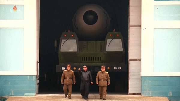 &quot;Tên lửa quái vật&quot; Hwasong-17 xuất hiện tại lễ duyệt binh trong đêm của Triều Tiên - Ảnh 17.