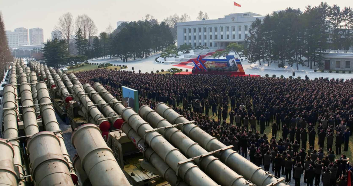 Quân đội Triều Tiên nhận hàng loạt pháo phản lực lớn nhất thế giới KN-25 - Ảnh 2.