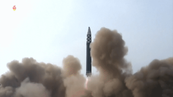 &quot;Tên lửa quái vật&quot; Hwasong-17 xuất hiện tại lễ duyệt binh trong đêm của Triều Tiên - Ảnh 20.