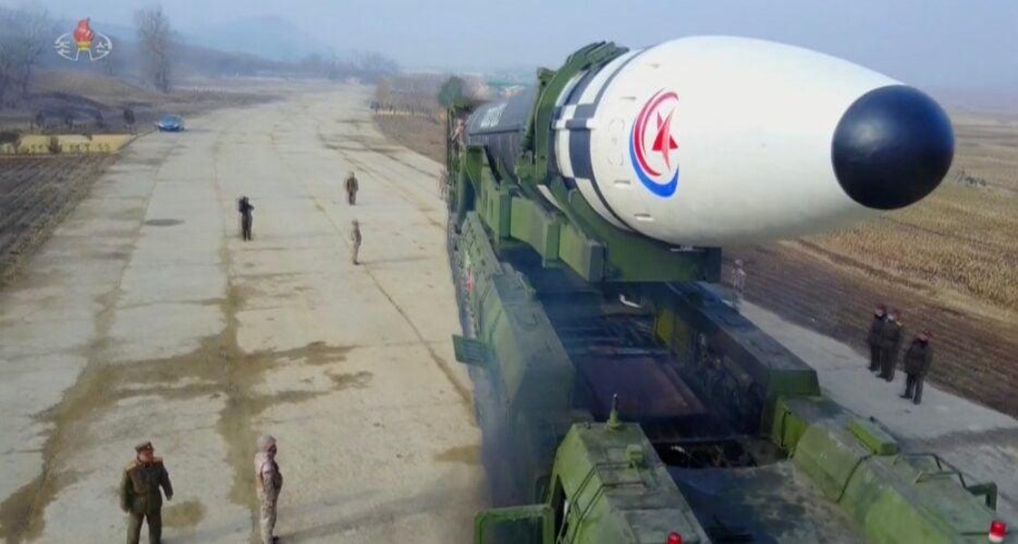 &quot;Tên lửa quái vật&quot; Hwasong-17 xuất hiện tại lễ duyệt binh trong đêm của Triều Tiên - Ảnh 27.