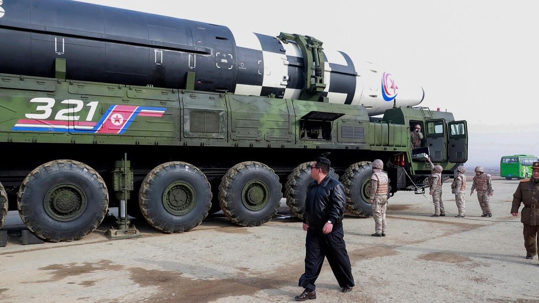 &quot;Tên lửa quái vật&quot; Hwasong-17 xuất hiện tại lễ duyệt binh trong đêm của Triều Tiên - Ảnh 28.