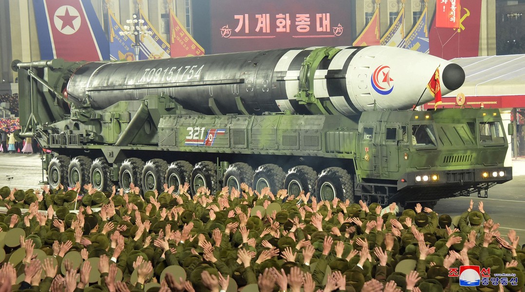 &quot;Tên lửa quái vật&quot; Hwasong-17 xuất hiện tại lễ duyệt binh trong đêm của Triều Tiên - Ảnh 3.