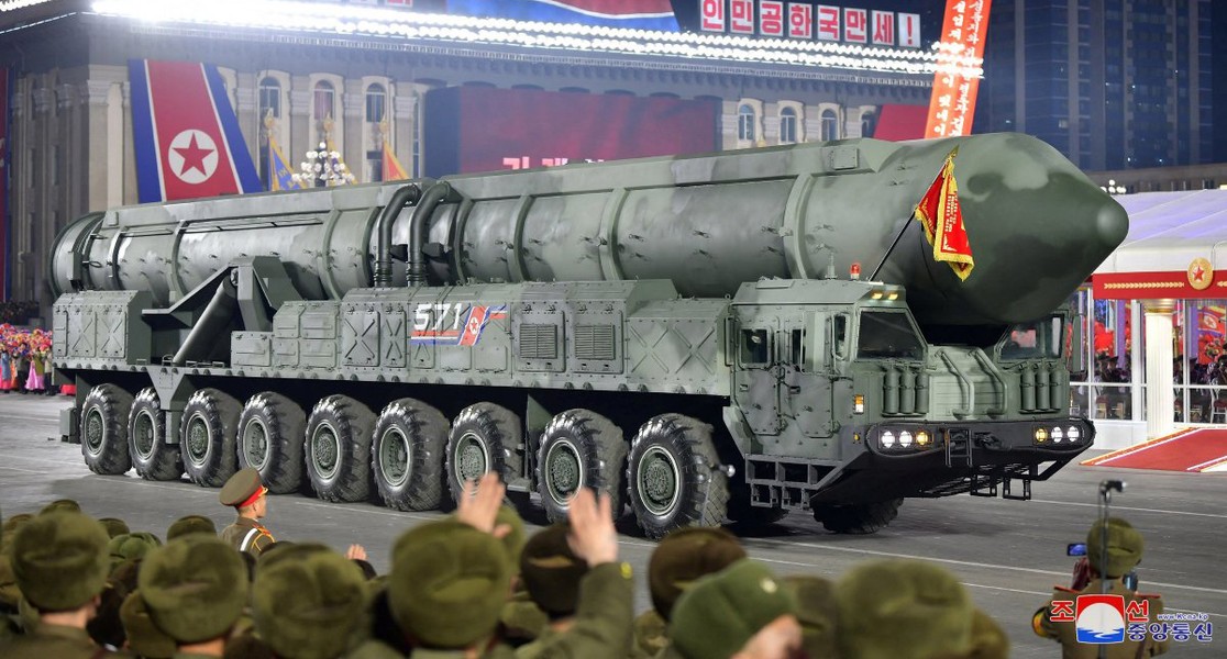 &quot;Tên lửa quái vật&quot; Hwasong-17 xuất hiện tại lễ duyệt binh trong đêm của Triều Tiên - Ảnh 5.