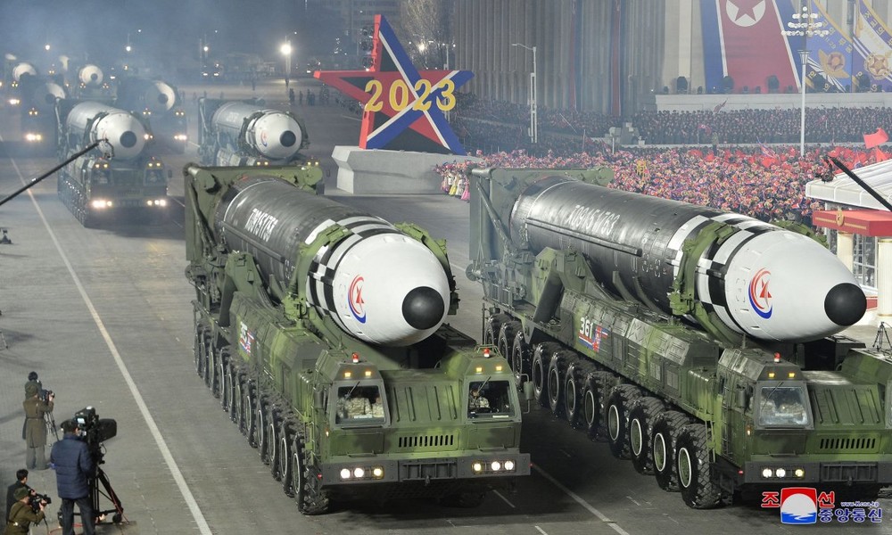 &quot;Tên lửa quái vật&quot; Hwasong-17 xuất hiện tại lễ duyệt binh trong đêm của Triều Tiên - Ảnh 6.
