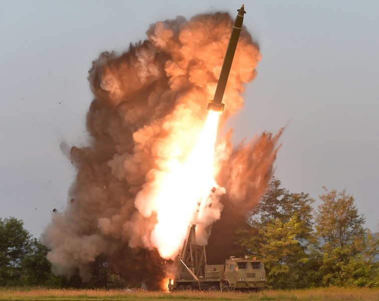 Quân đội Triều Tiên nhận hàng loạt pháo phản lực lớn nhất thế giới KN-25 - Ảnh 6.