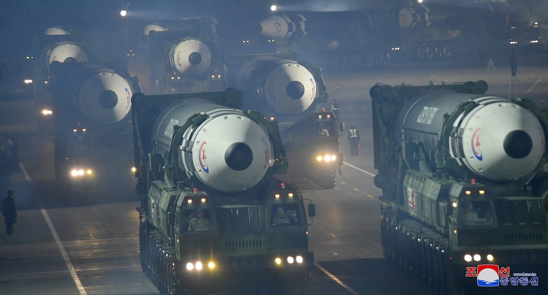 &quot;Tên lửa quái vật&quot; Hwasong-17 xuất hiện tại lễ duyệt binh trong đêm của Triều Tiên - Ảnh 7.