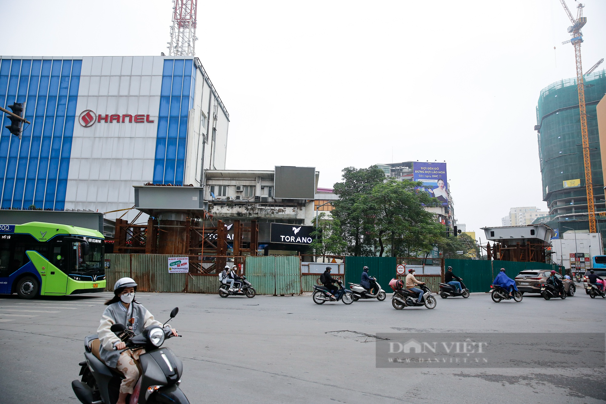 Hà Nội: Rào chắn dự án cầu vượt chữ C ngả nghiêng, cong vênh như &quot;bẫy&quot; người đi đường - Ảnh 10.