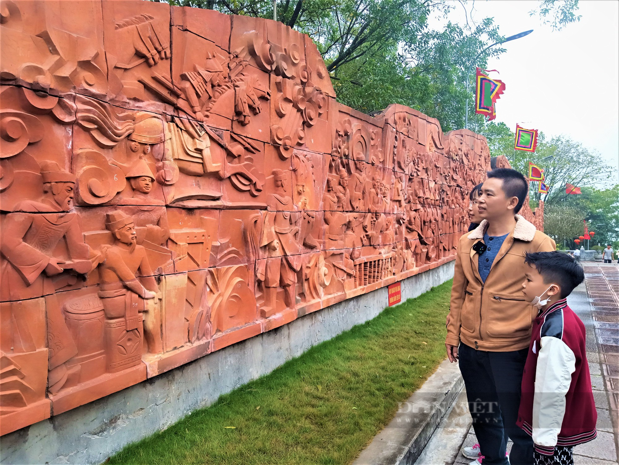 Du khách về đền Cao thích thú xem phù điêu Trần Quốc Tuấn tắm cho Trần Quang Khải xóa bỏ hiềm khích vì đại cục - Ảnh 2.