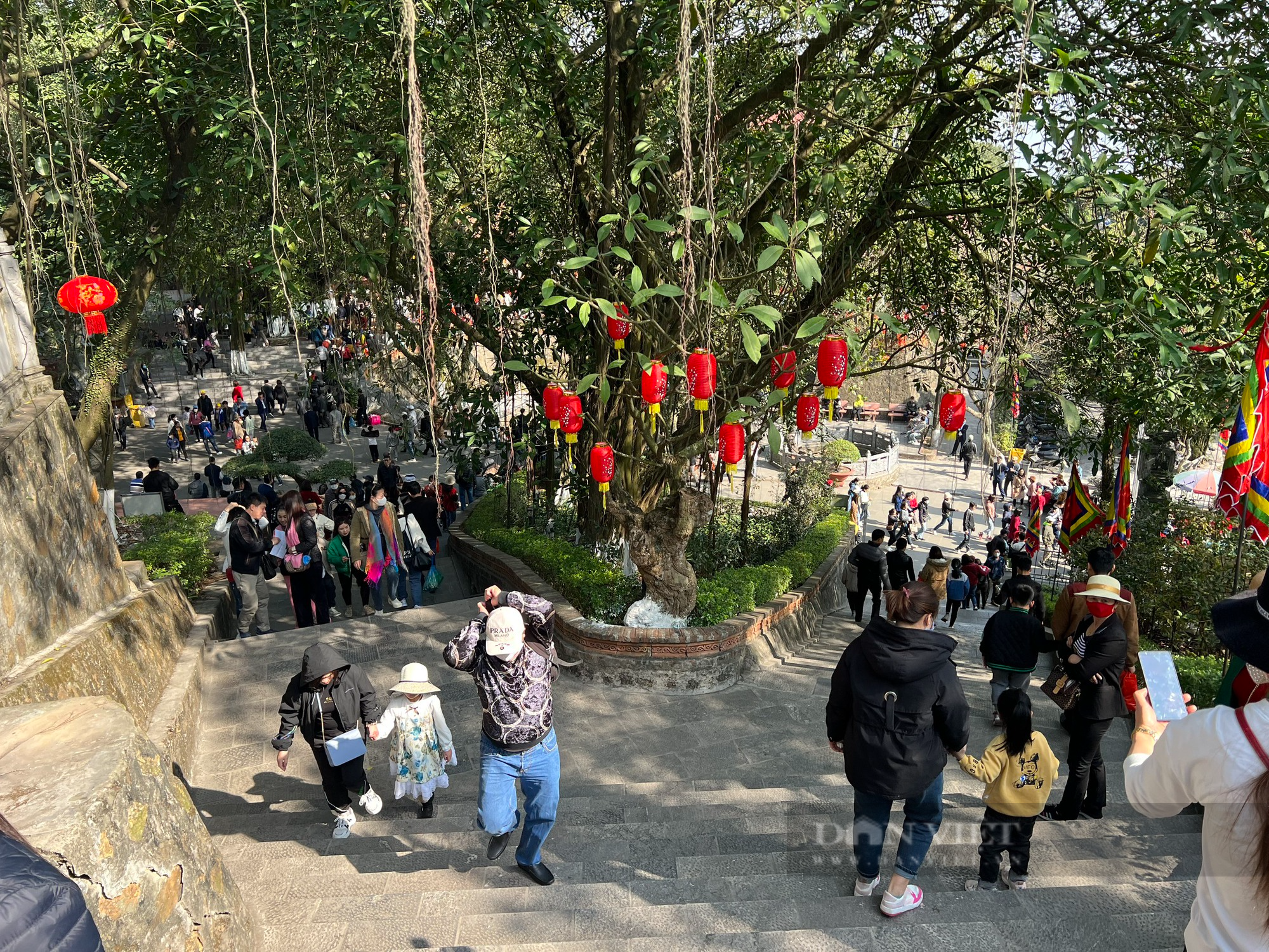 Du khách về đền Cao thích thú xem phù điêu Trần Quốc Tuấn tắm cho Trần Quang Khải xóa bỏ hiềm khích vì đại cục - Ảnh 6.