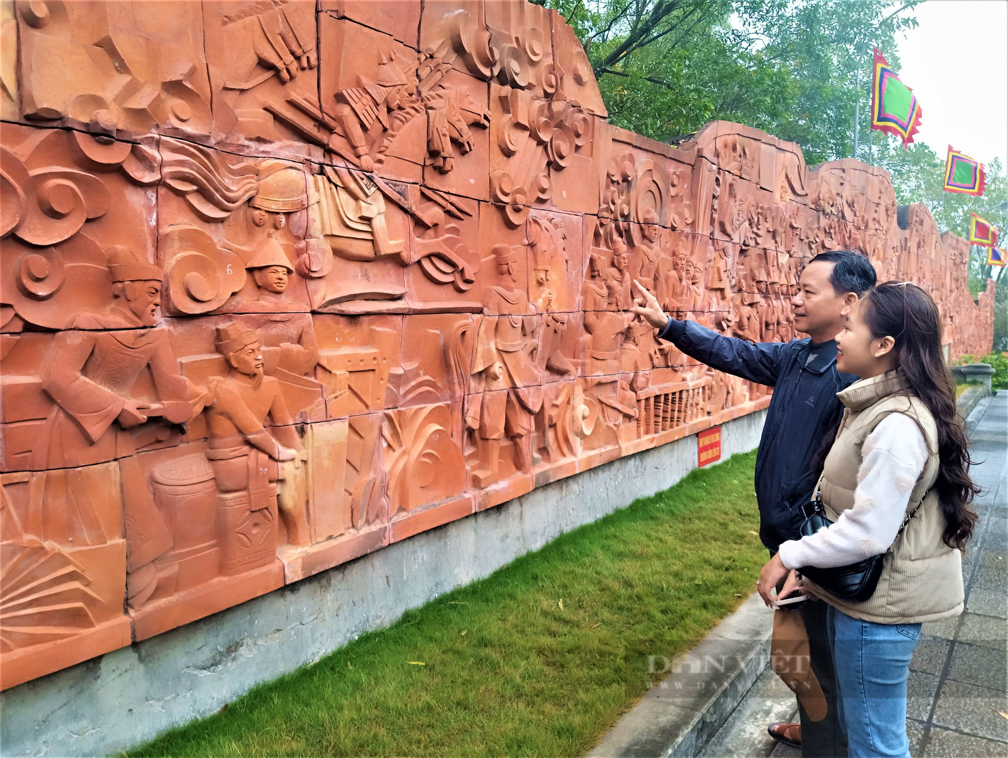 Du khách về đền Cao thích thú xem phù điêu Trần Quốc Tuấn tắm cho Trần Quang Khải xóa bỏ hiềm khích vì đại cục - Ảnh 9.
