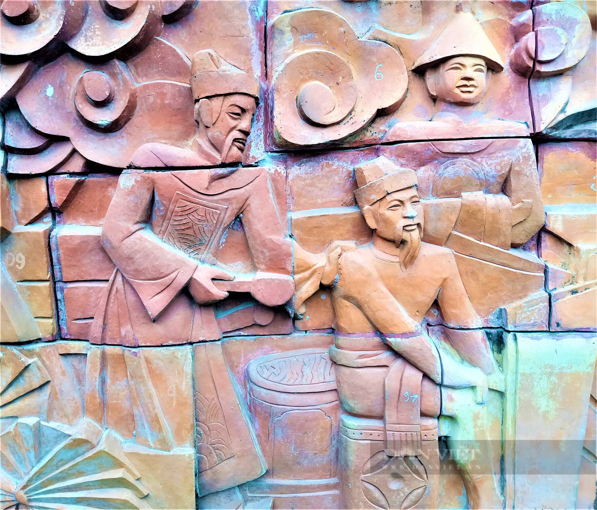 Du khách về đền Cao thích thú xem phù điêu Trần Quốc Tuấn tắm cho Trần Quang Khải xóa bỏ hiềm khích vì đại cục - Ảnh 1.