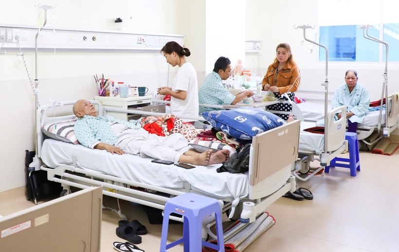 Gần 500 bệnh nhân chờ mổ, Bệnh viện Ung bướu TP.HCM chật vật tìm giải pháp - Ảnh 1.