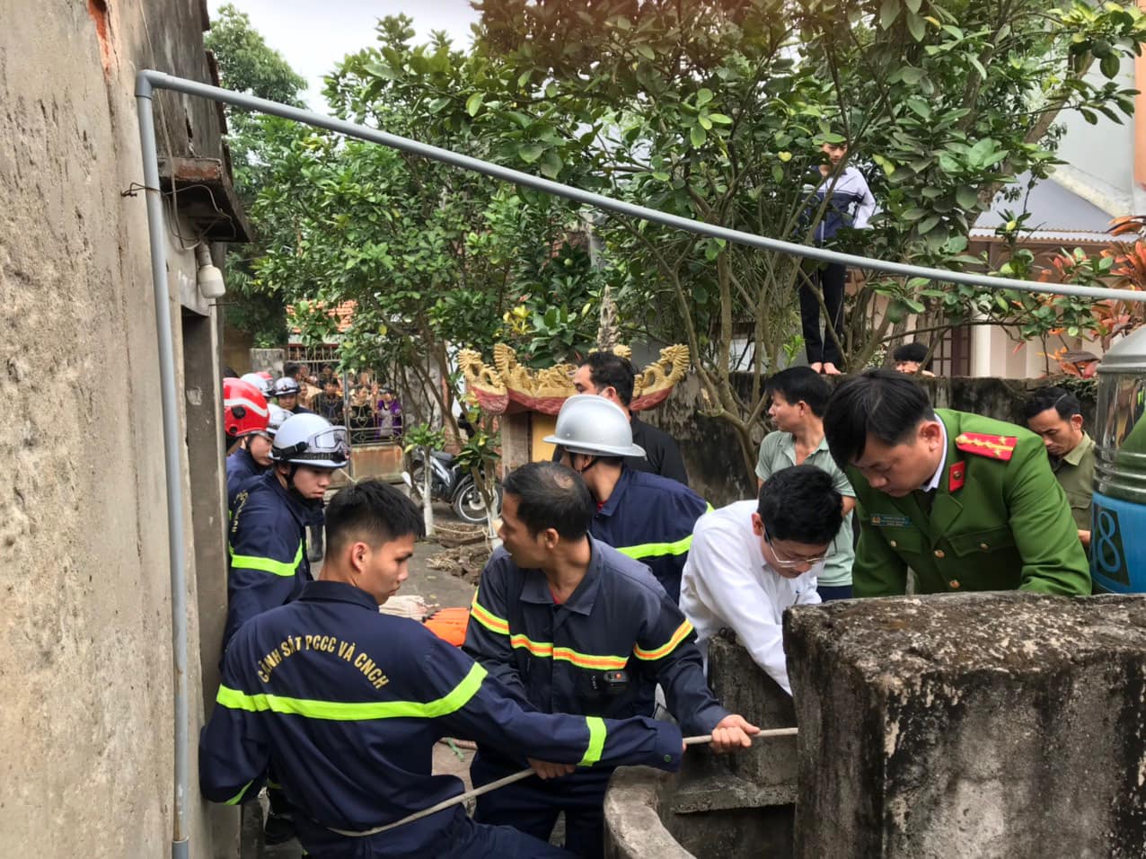 Ngã xuống giếng sâu 25 mét, người đàn ông ở Hà Nội được cảnh sát cứu kịp thời - Ảnh 1.