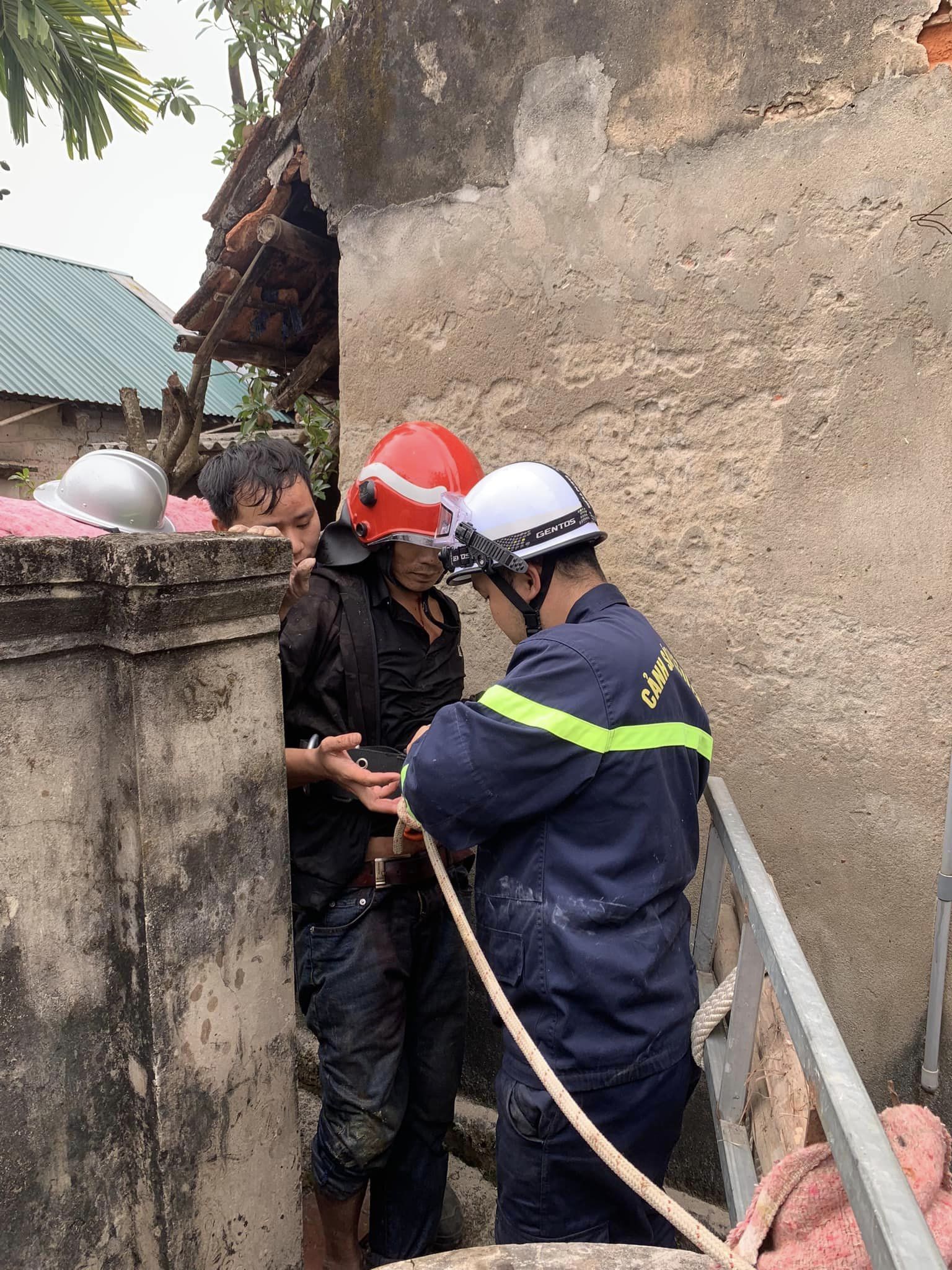 Ngã xuống giếng sâu 25 mét, người đàn ông ở Hà Nội được cảnh sát cứu kịp thời - Ảnh 2.