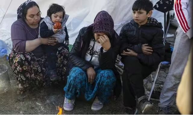 Những người sống sót sau trận động đất ở Thổ Nhĩ Kỳ đối mặt với cái lạnh thấu xương - Ảnh 1.