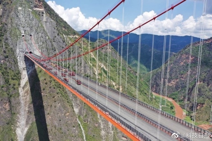 Trung Quốc: Cầu treo xuyên núi cao nhất thế giới giúp thời gian di chuyển còn 1 phút - Ảnh 2.