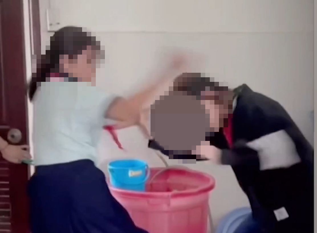 TP.HCM: Lại xuất hiện clip nữ sinh túm tóc, đánh bạn trong nhà vệ sinh - Ảnh 1.