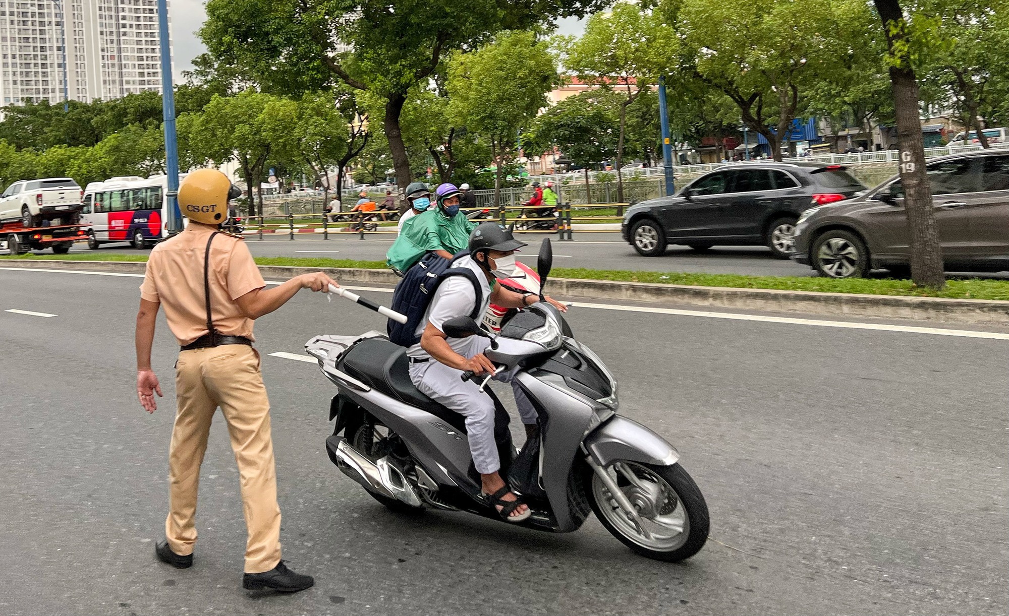 Mức phạt kịch khung lỗi quay đầu bỏ chạy khi CSGT dừng xe năm 2023 - Ảnh 1.