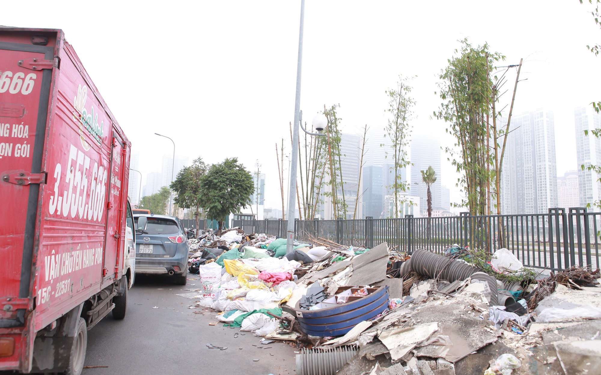 Bãi rác ngày càng phình to giữa con đường vừa làm xong tại Thủ đô