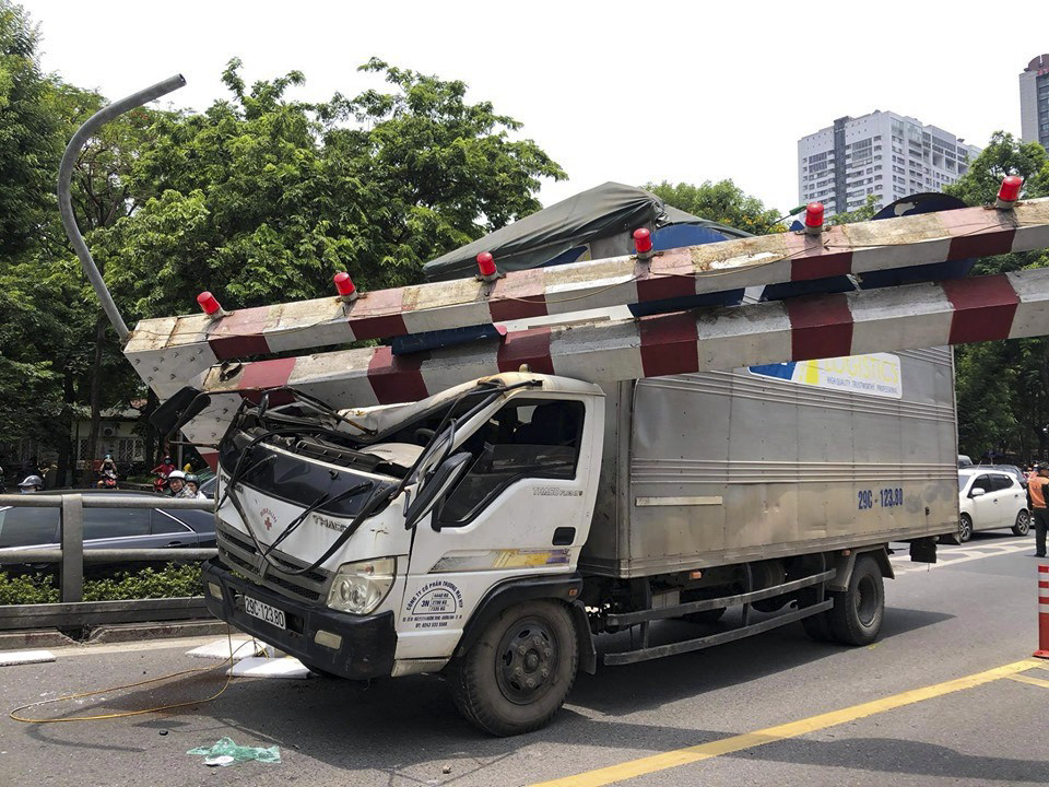 Mục sở thị biển báo giao thông điện tử Hà Nội đang thí điểm nhằm giảm ùn tắc - Ảnh 1.