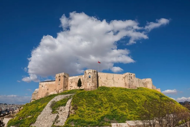 Lâu đài 2.000 năm tuổi từ thời La Mã bị tàn phá nặng nề do động đất ở Thổ Nhĩ Kỳ - Ảnh 2.