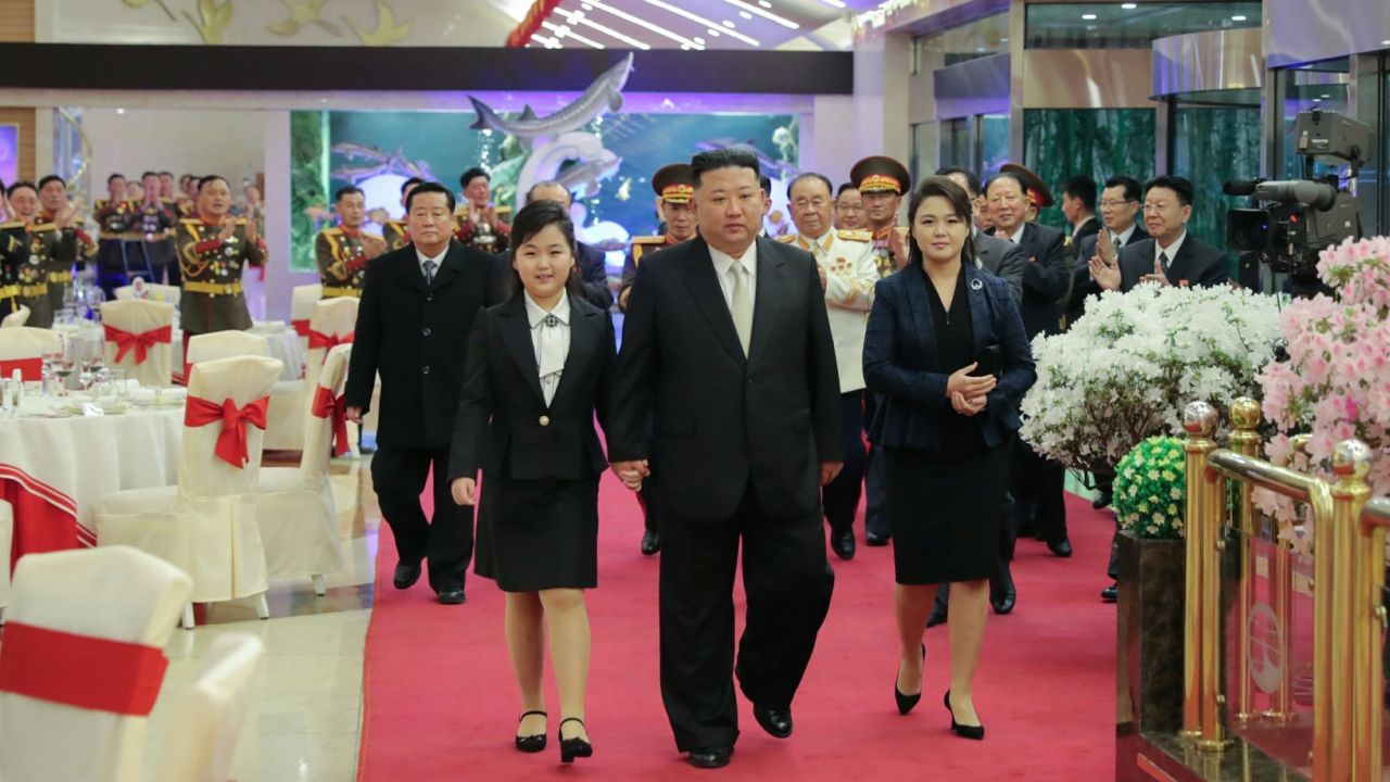Sự xuất hiện của con gái nhà lãnh đạo Triều Tiên Kim Jong Un có ý nghĩa gì? - Ảnh 1.