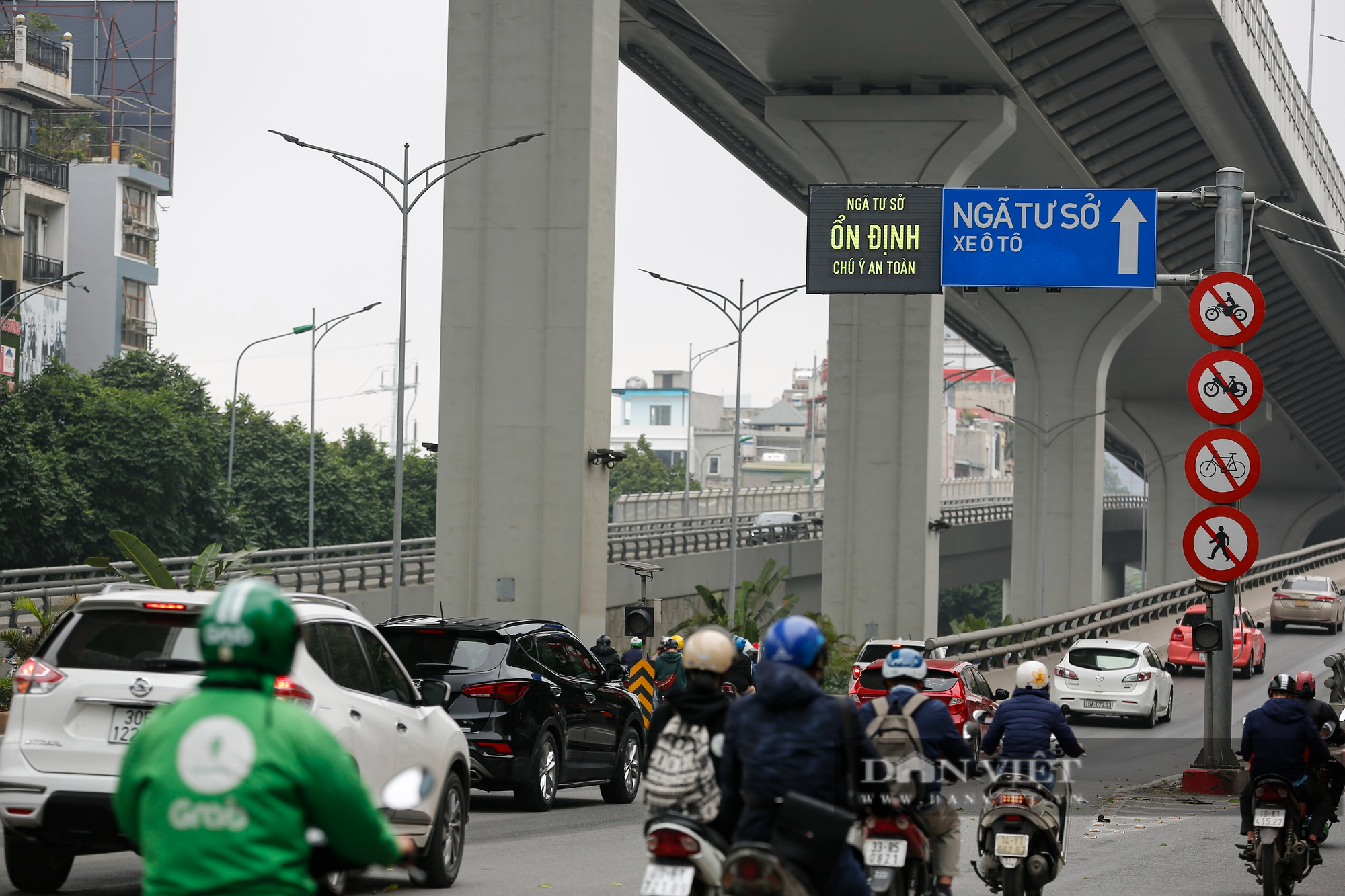 Mục sở thị biển báo giao thông điện tử Hà Nội đang thí điểm nhằm giảm ùn tắc - Ảnh 5.