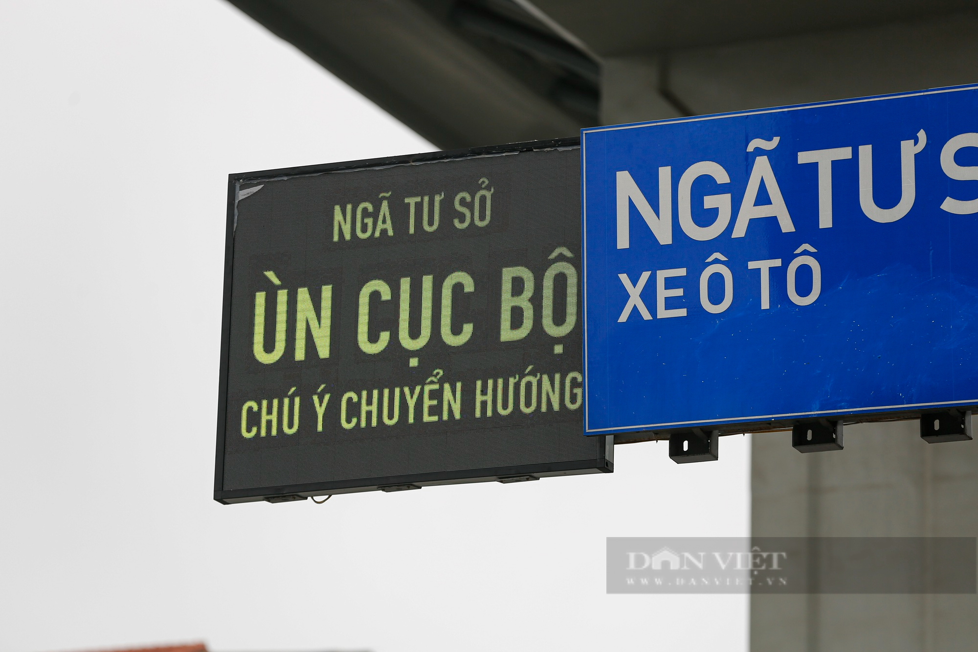 Mục sở thị biển báo giao thông điện tử Hà Nội đang thí điểm nhằm giảm ùn tắc - Ảnh 6.