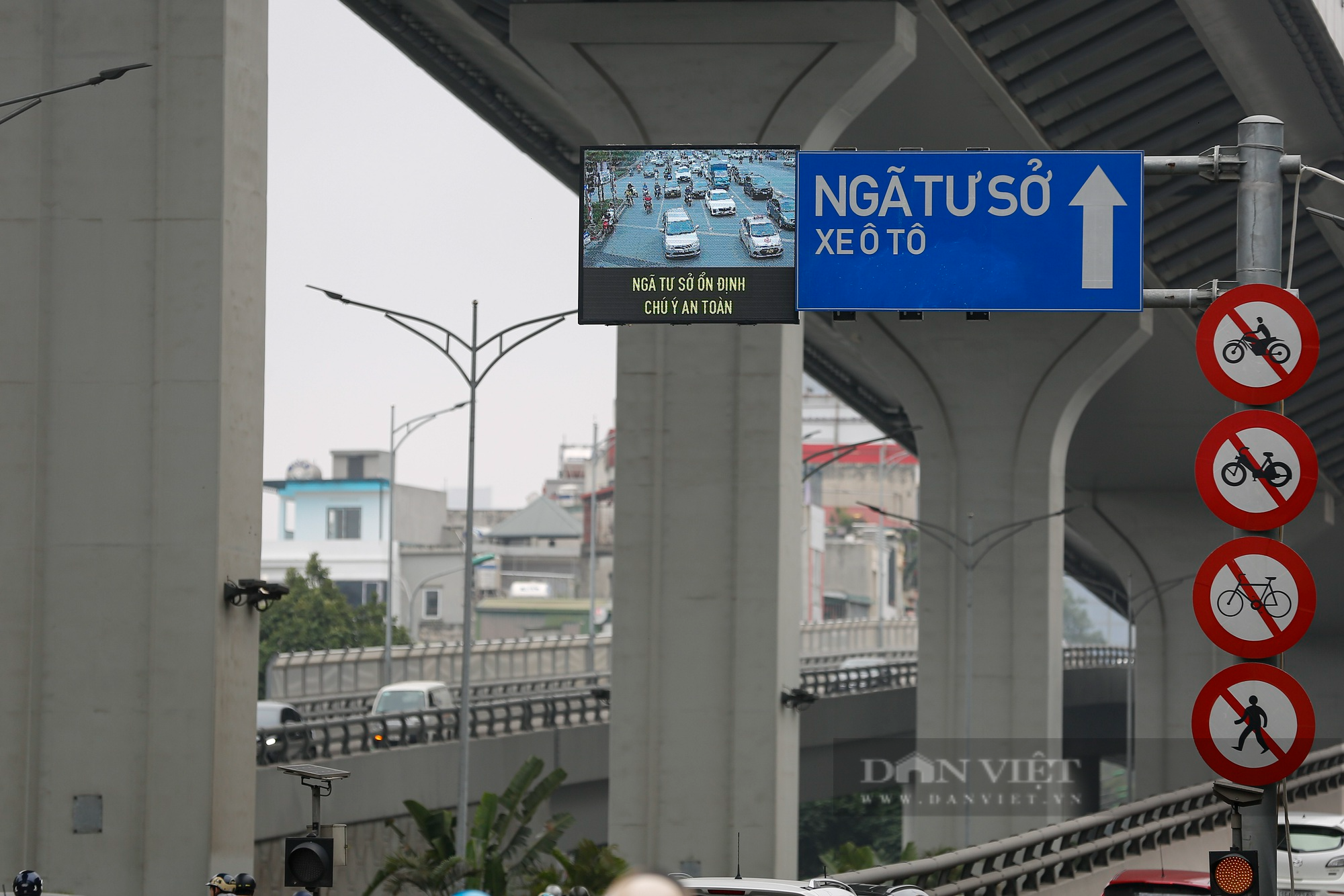 Mục sở thị biển báo giao thông điện tử Hà Nội đang thí điểm nhằm giảm ùn tắc - Ảnh 8.