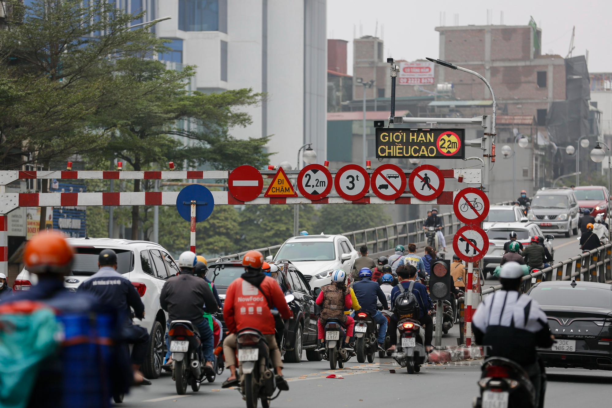 Mục sở thị biển báo giao thông điện tử Hà Nội đang thí điểm nhằm giảm ùn tắc - Ảnh 2.