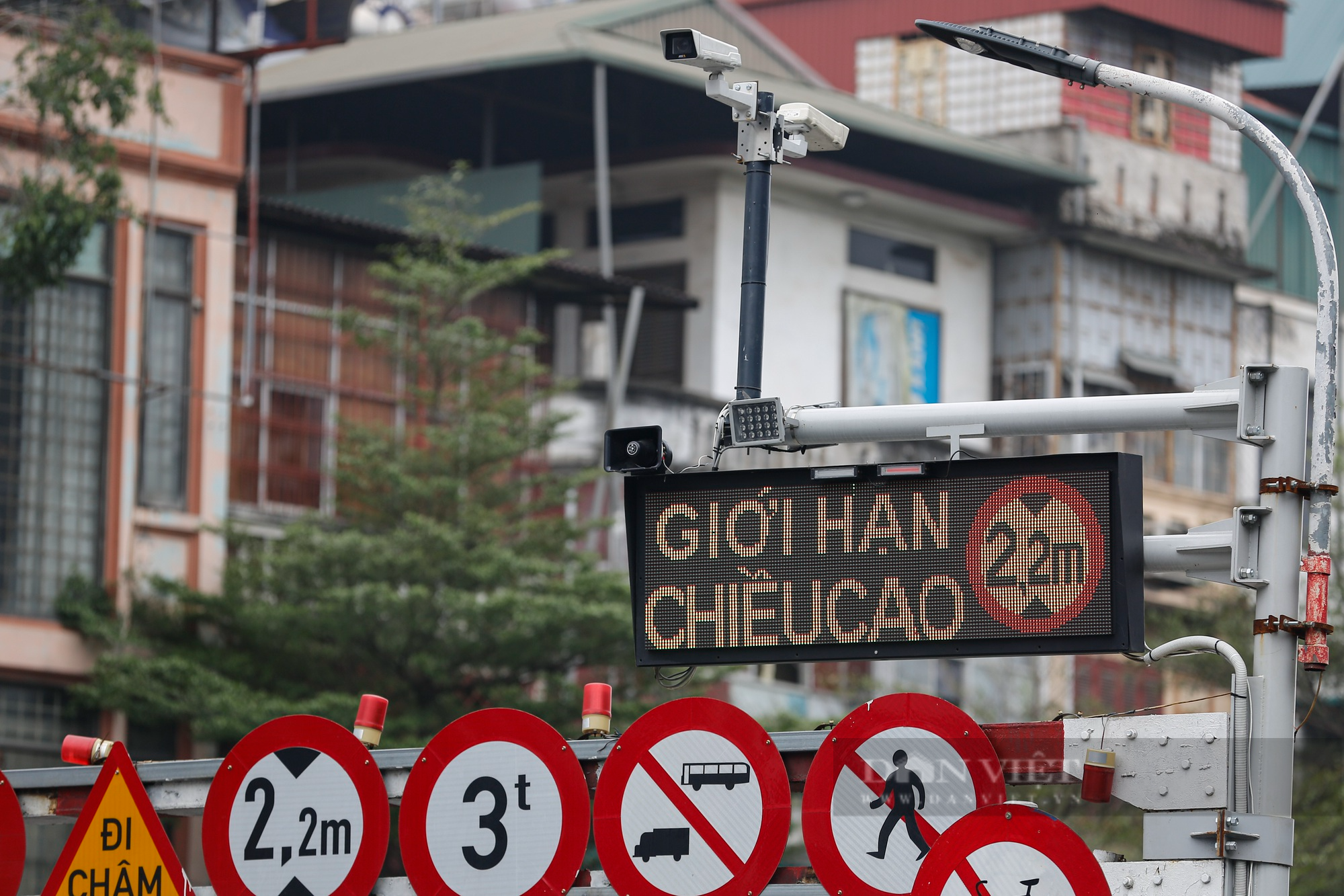 Mục sở thị biển báo giao thông điện tử Hà Nội đang thí điểm nhằm giảm ùn tắc - Ảnh 4.
