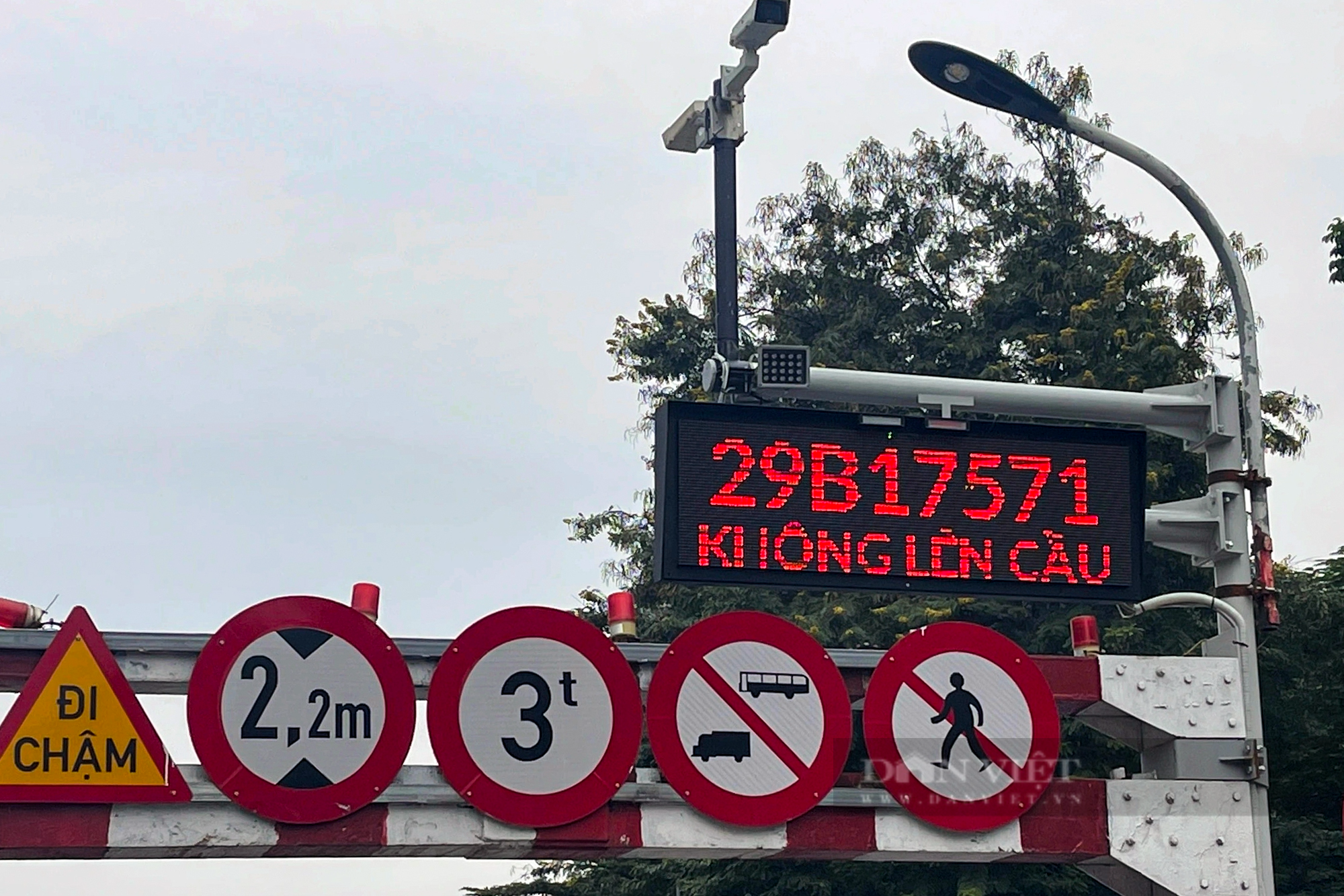 Mục sở thị biển báo giao thông điện tử Hà Nội đang thí điểm lắp nhằm giảm ùn tắc - Ảnh 5.