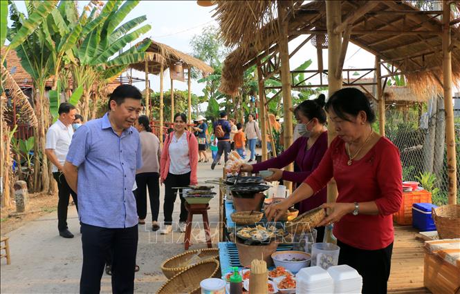 Nhiều người đến chợ quê cuối tuần thưởng thức đặc sản Đồng Tháp và giao lưu đờn ca tài tử,... - Ảnh 2.