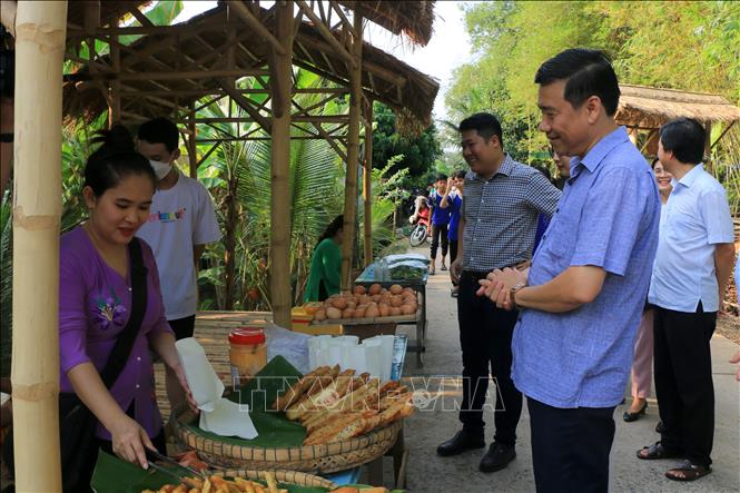 Nhiều người đến chợ quê cuối tuần thưởng thức đặc sản Đồng Tháp và giao lưu đờn ca tài tử,... - Ảnh 1.