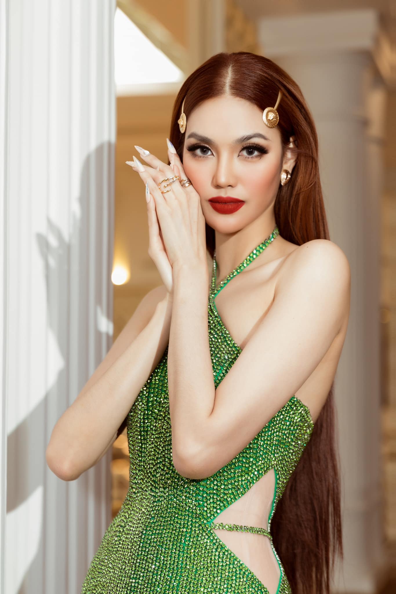 Siêu mẫu Lan Khuê: Khó khăn chọn ra người chiến thắng Miss Charm 2023, giải thích về việc bấm điện thoại khi làm giám khảo - Ảnh 3.