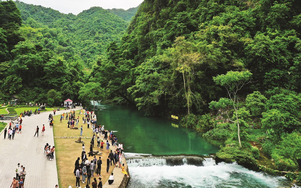 Một khu di tích quốc gia đặc biệt ở Cao Bằng có núi non, sông suối đẹp như mơ đang hút khách du lịch