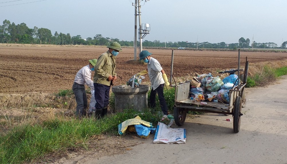 Bắc Ninh: Nông dân Gia Bình bảo vệ môi trường, xây dựng cánh đồng mẫu không vỏ bao bì thuốc BVTV - Ảnh 2.