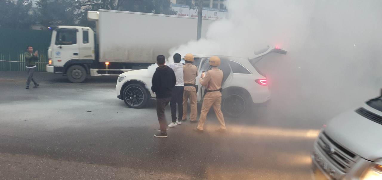 Xế sang Mercedes bốc cháy dữ dội trên đường phố Hà Nội - Ảnh 1.