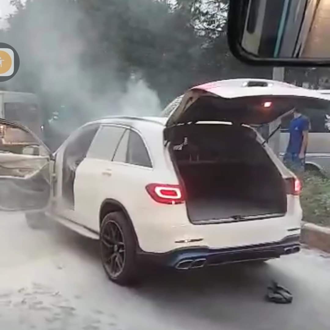 Xế sang Mercedes bốc cháy dữ dội trên đường phố Hà Nội - Ảnh 2.