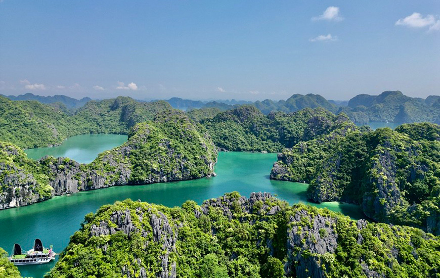 Tạp chí Lonely Planet bình chọn 10 điểm đến tuyệt vời nhất Việt Nam năm 2023  - Ảnh 1.