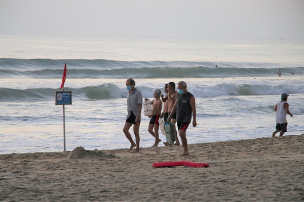 Du khách nước ngoài may mắn thoát chết tại bãi biển du lịch Đà Nẵng - Ảnh 2.