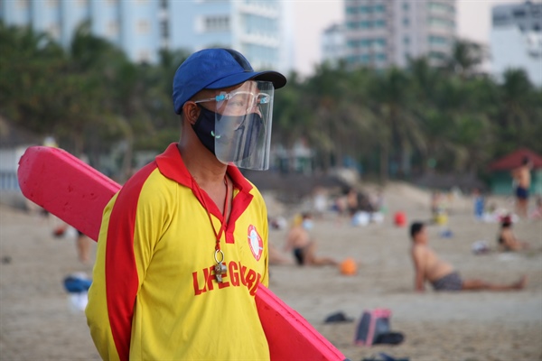 Du khách nước ngoài may mắn thoát chết tại bãi biển du lịch Đà Nẵng - Ảnh 3.