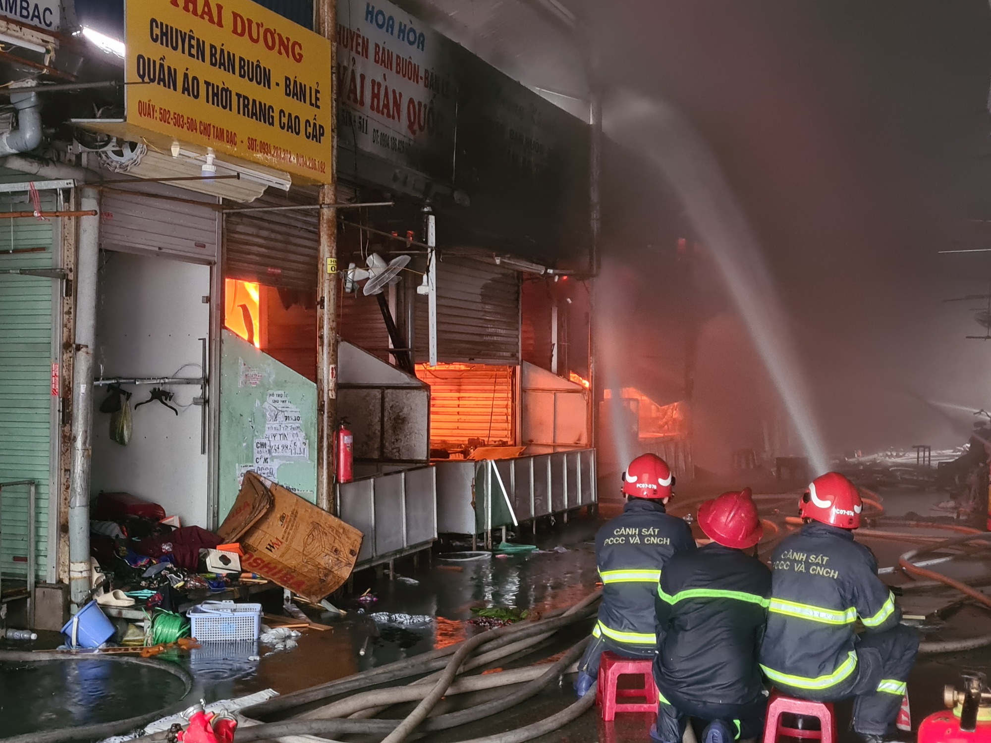 Vụ cháy ở chợ Tam Bạc: Nhiều lực lượng tham gia chữa cháy, 600 tiểu thương có nguy cơ mất hết tài sản - Ảnh 3.