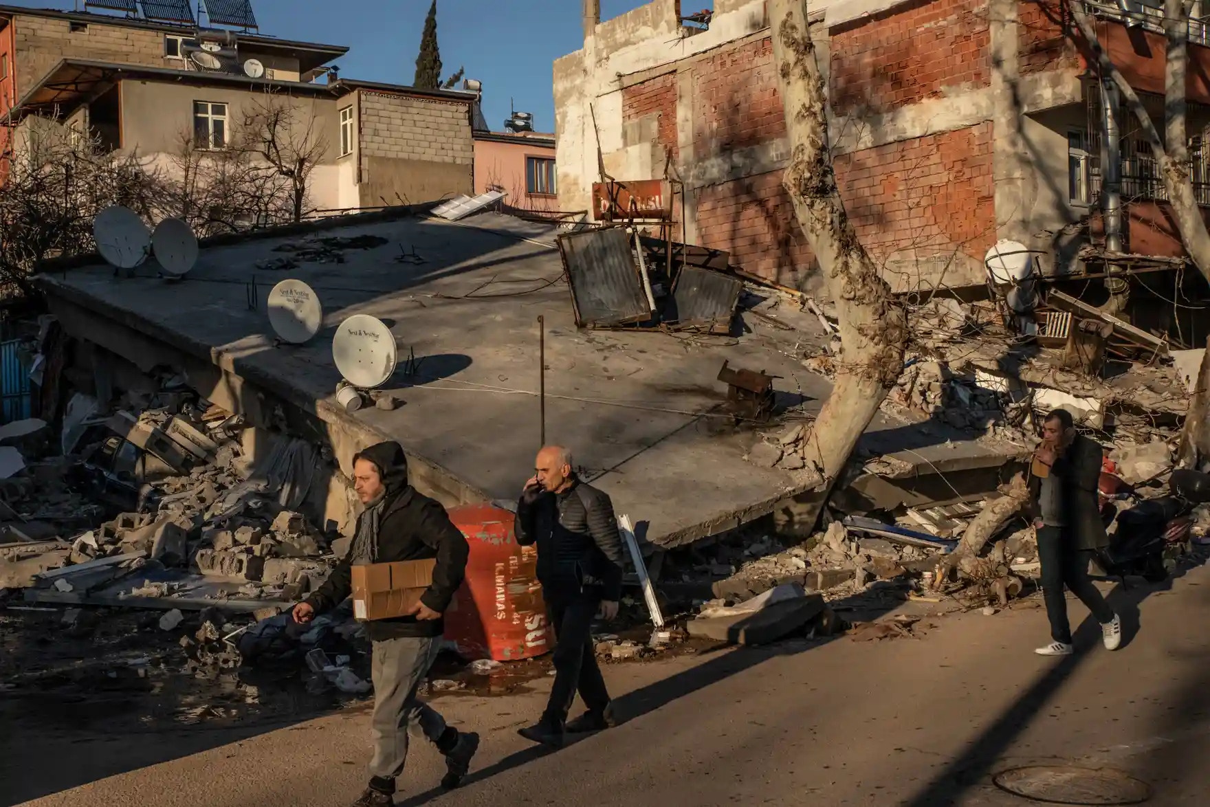 Thi thể xếp chồng trên đường phố ở Thổ Nhĩ Kỳ - Syria sau thảm họa - Ảnh 2.