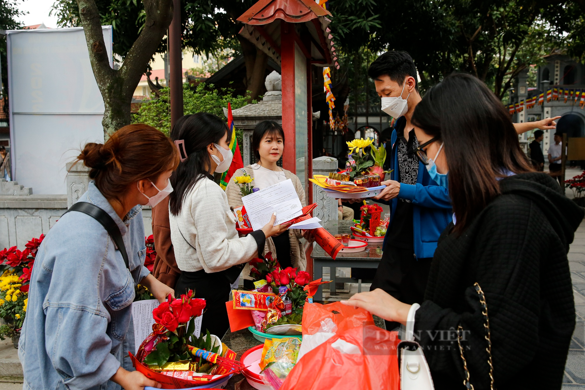 Giới trẻ Hà Nội rủ nhau đi chùa Hà cầu tìm &quot;định mệnh cuộc đời&quot; trước ngày Valentine  - Ảnh 2.