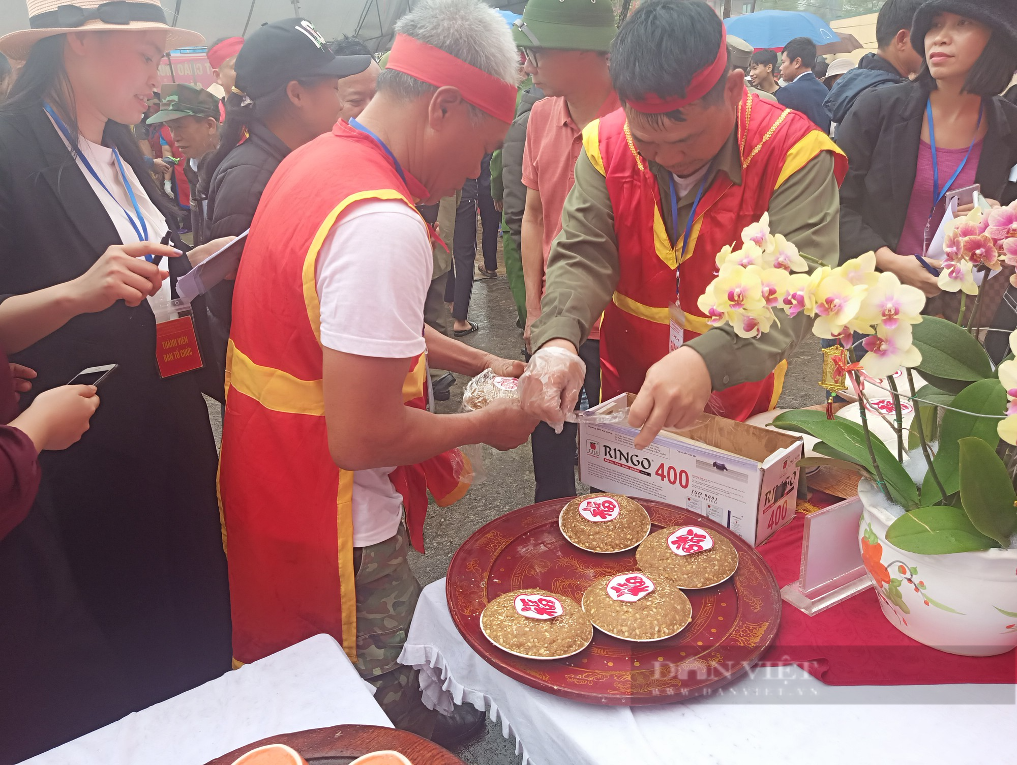 Nông dân nơi này ở Hải Dương giã bánh giầy, nấu chè kho nhanh vô địch thiên hạ - Ảnh 13.