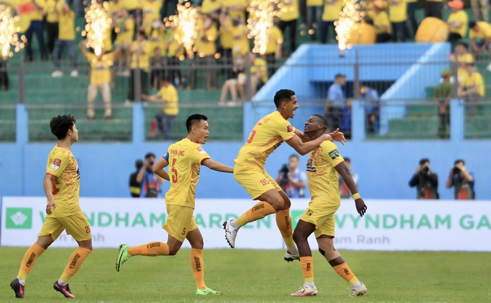 Kết quả vòng 3 V.League: Ngoại binh tỏa sáng giúp Đông Á Thanh Hóa soán ngôi Nam Định - Ảnh 2.