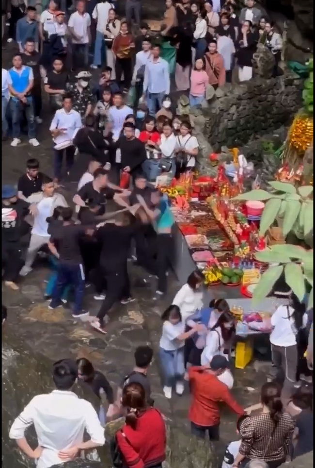 Hai thanh niên đánh người ở chùa Hương bị tạm giữ - Ảnh 1.