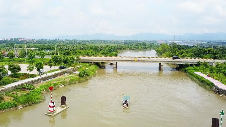 Dòng sông tên đẹp đến kỳ lạ ở Quảng Ninh, nhìn từ trực thăng như đôi cánh đại bàng bay ra từ truyền thuyết - Ảnh 1.